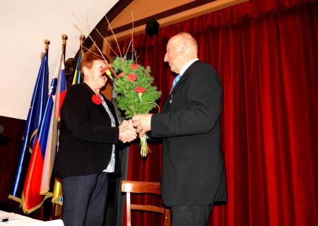 Za predstavitev knjige se je ob zaključku pisatelju Ivanu Sivcu s šopkom cvetja zahvalila Angelca Maček